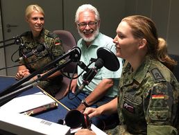 Oberstleutnant a.D. Thomas Sohst grüßt die Einsatzsoldatinnen und -soldaten über den Truppenbetreuungssender. Radio Andernach Foto: Dirk Drews