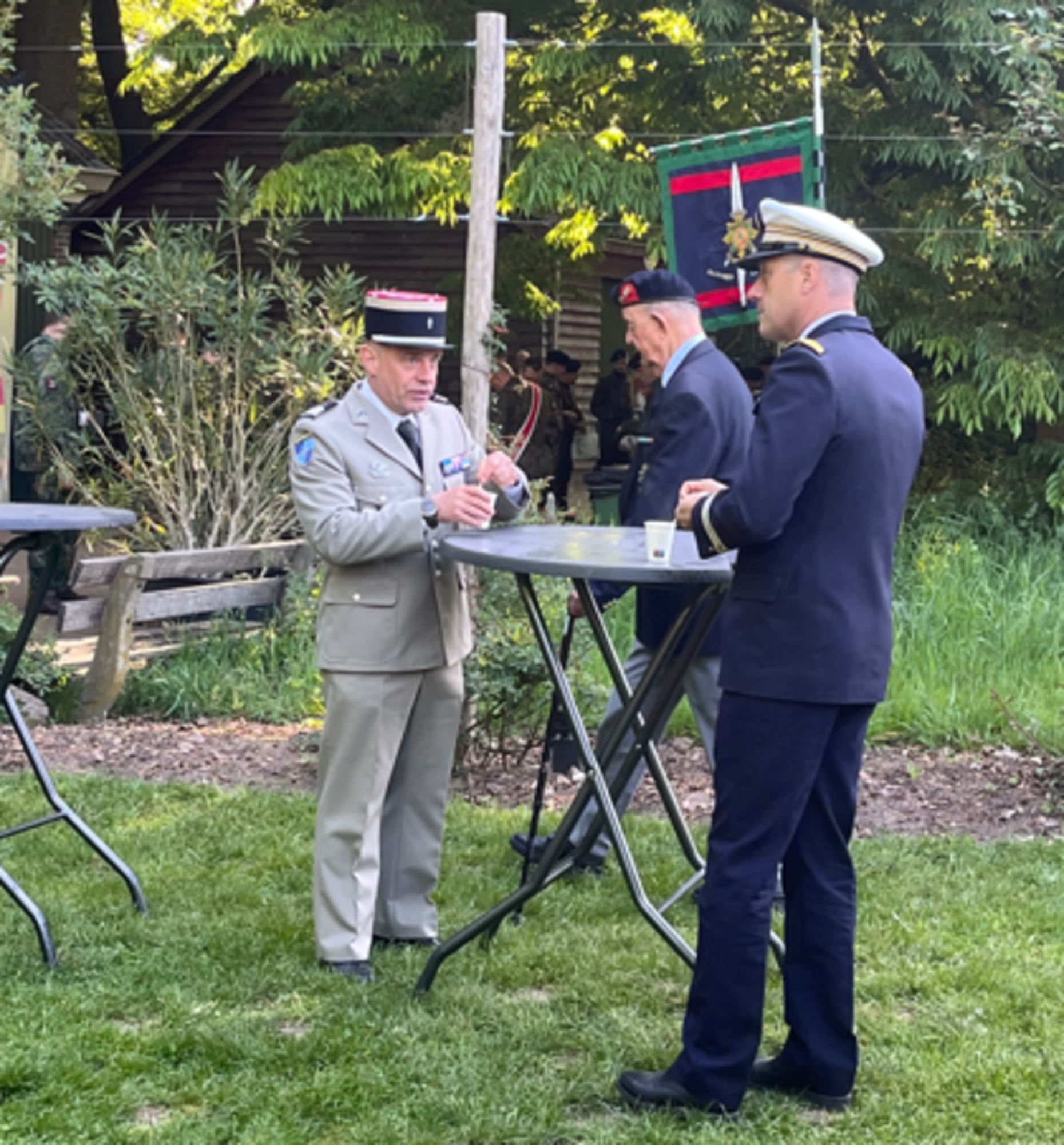 Im Anschluss an die Parade hatten die Veteranen die Gelegenheit untereinander und mit den Besuchern ins Gespräch zu kommen. Foto: DBwV