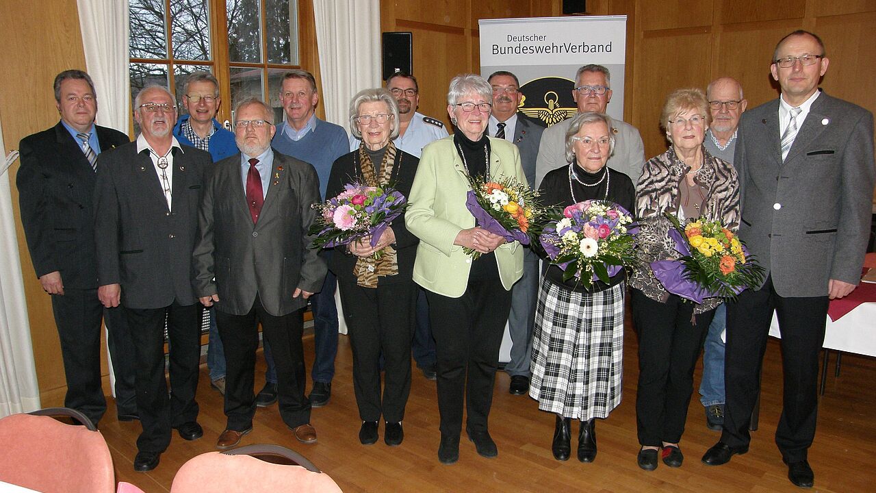 Der neue Vorstand unter Vorsitz von Oberstabsfeldwebel a.D. Reinhard Krömer: Manfred Odendahl, Günter Goth, Georg Pauthner, Heinrich Petersen, Hans Peter Titze, Anneliese Ehle, Friedel Wegner, Helga Firla, Günther Christmann, Irene Eder, Roelf Heinrichsdo