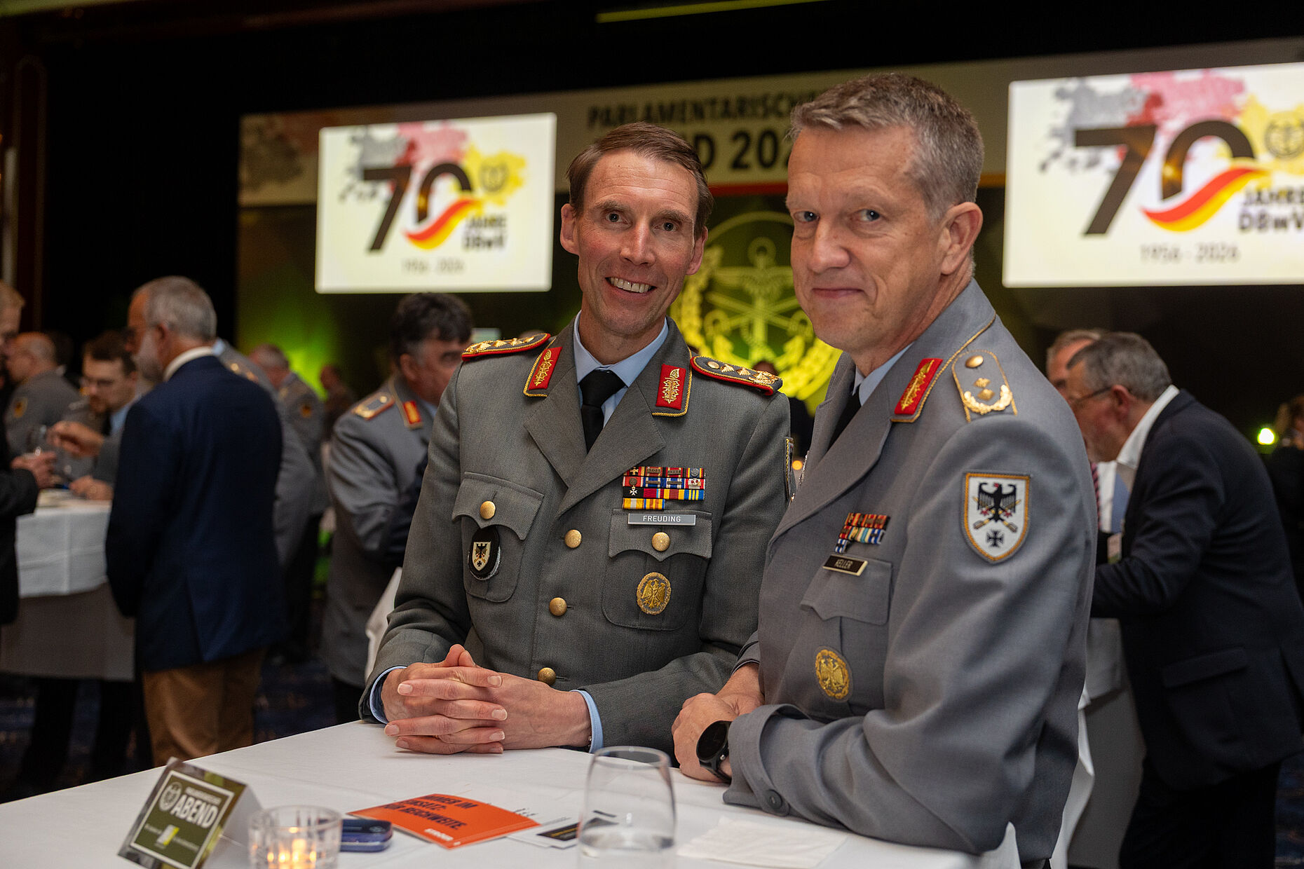 Unter den Gästen des Parlamentarischen Abends: Der Inspekteur des Heeres, Generalleutnant Dr. Christian Freuding (l.), und der Chef des Stabes im Kommando Heer, Generalmajor Maik Keller. Foto: DBwV/Yann Bombeke