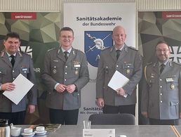 Geehrte Mitglieder der TruKa an der SanAkBw in München: Oberstleutnant i.G. Uwe Dworschak (v.l.) mit Oberst André Wüstner und Oberstarzt Prof. Dr. Dirk Steinritz mit TruKa-Vorsitzendem Hauptfeldwebel Mirko Lange. Foto: TruKa EvBK