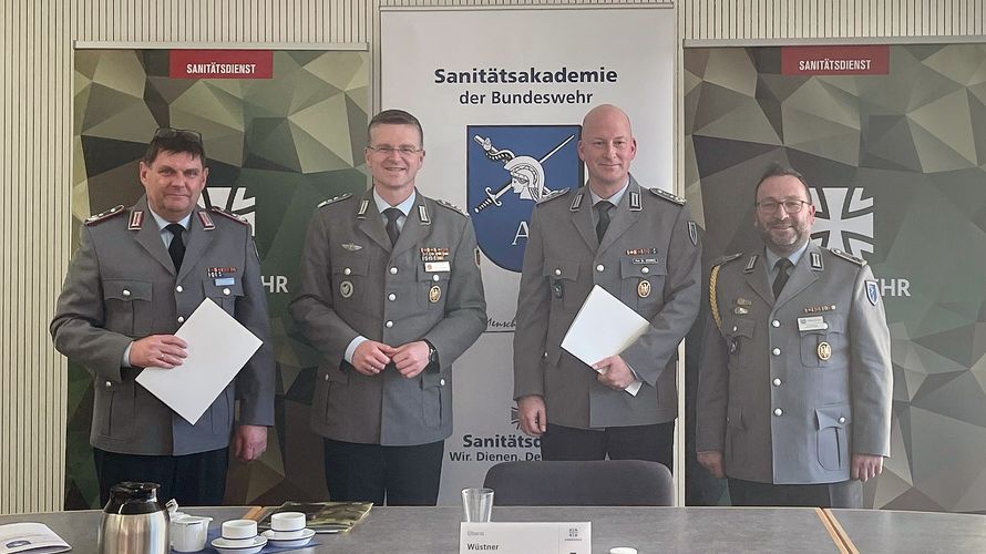 Geehrte Mitglieder der TruKa an der SanAkBw in München: Oberstleutnant i.G. Uwe Dworschak (v.l.) mit Oberst André Wüstner und Oberstarzt Prof. Dr. Dirk Steinritz mit TruKa-Vorsitzendem Hauptfeldwebel Mirko Lange. Foto: TruKa EvBK