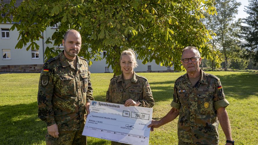 Scheckübergabe für die SVS: Stabsfeldwebel Stefan Dahlke (v.l.), TruKa-Vorsitzende Stabsunteroffizier (FA) Sandra Amberg und Stabsfeldwebel Wolfgang Illek. Foto: TruKa VNAusbZBw InAusbSKB 