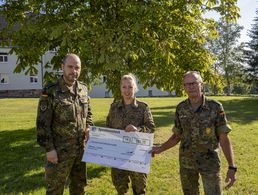 Scheckübergabe für die SVS: Stabsfeldwebel Stefan Dahlke (v.l.), TruKa-Vorsitzende Stabsunteroffizier (FA) Sandra Amberg und Stabsfeldwebel Wolfgang Illek. Foto: TruKa VNAusbZBw InAusbSKB 