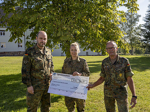 Scheckübergabe für die SVS: Stabsfeldwebel Stefan Dahlke (v.l.), TruKa-Vorsitzende Stabsunteroffizier (FA) Sandra Amberg und Stabsfeldwebel Wolfgang Illek. Foto: TruKa VNAusbZBw InAusbSKB 