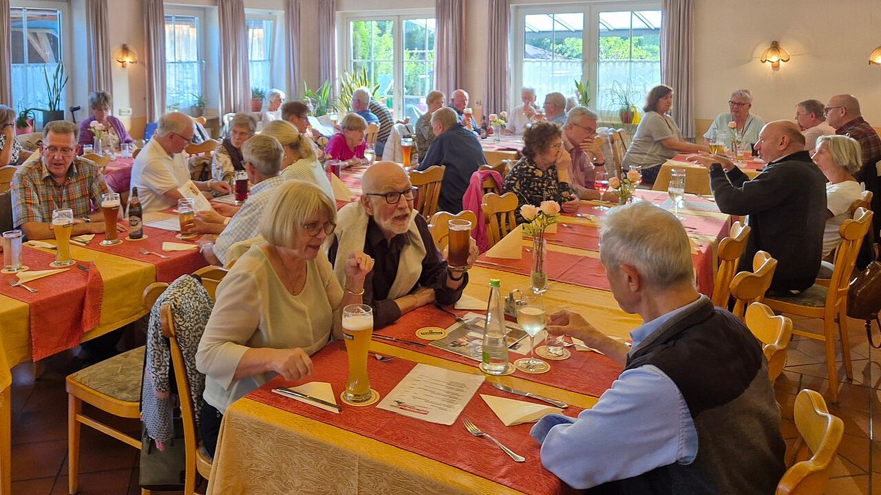 Nach dem Besuch des Deutsche Fastnachtsmuseum in Kitzingen endete die Halbtagsfahrt der KERH Würzburg-Veitshöchheim beim traditionellen Fischessen im Sugenheimer "Landgasthof Ehegrund". Roland Stengl