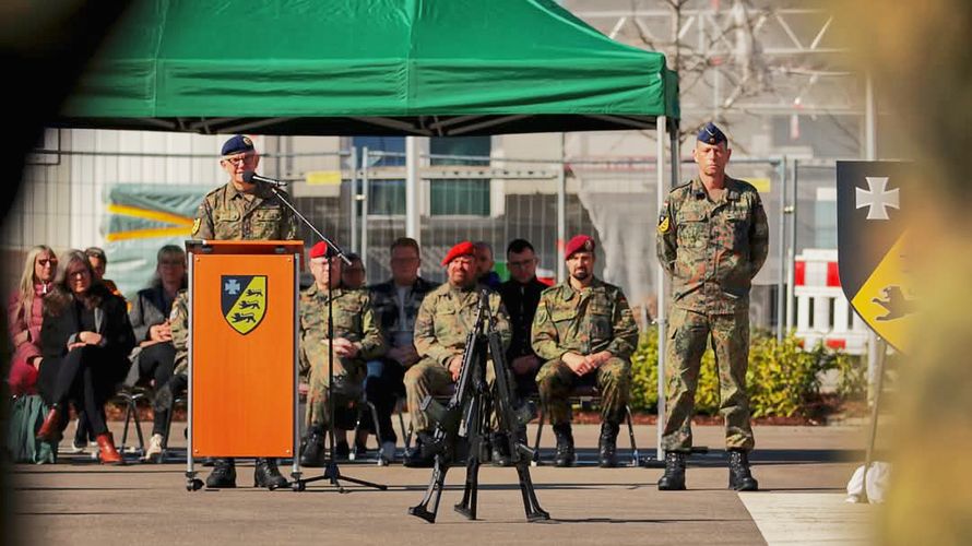 Der Kommandeur des Landeskommandos Baden-Württemberg, Kapitän zur See Michael Giss, verabschiedete bei einem feierlichen Antreten die Heimatschutzkräfte aus seiner Führungsverantwortung. Foto: Ralf Pieper