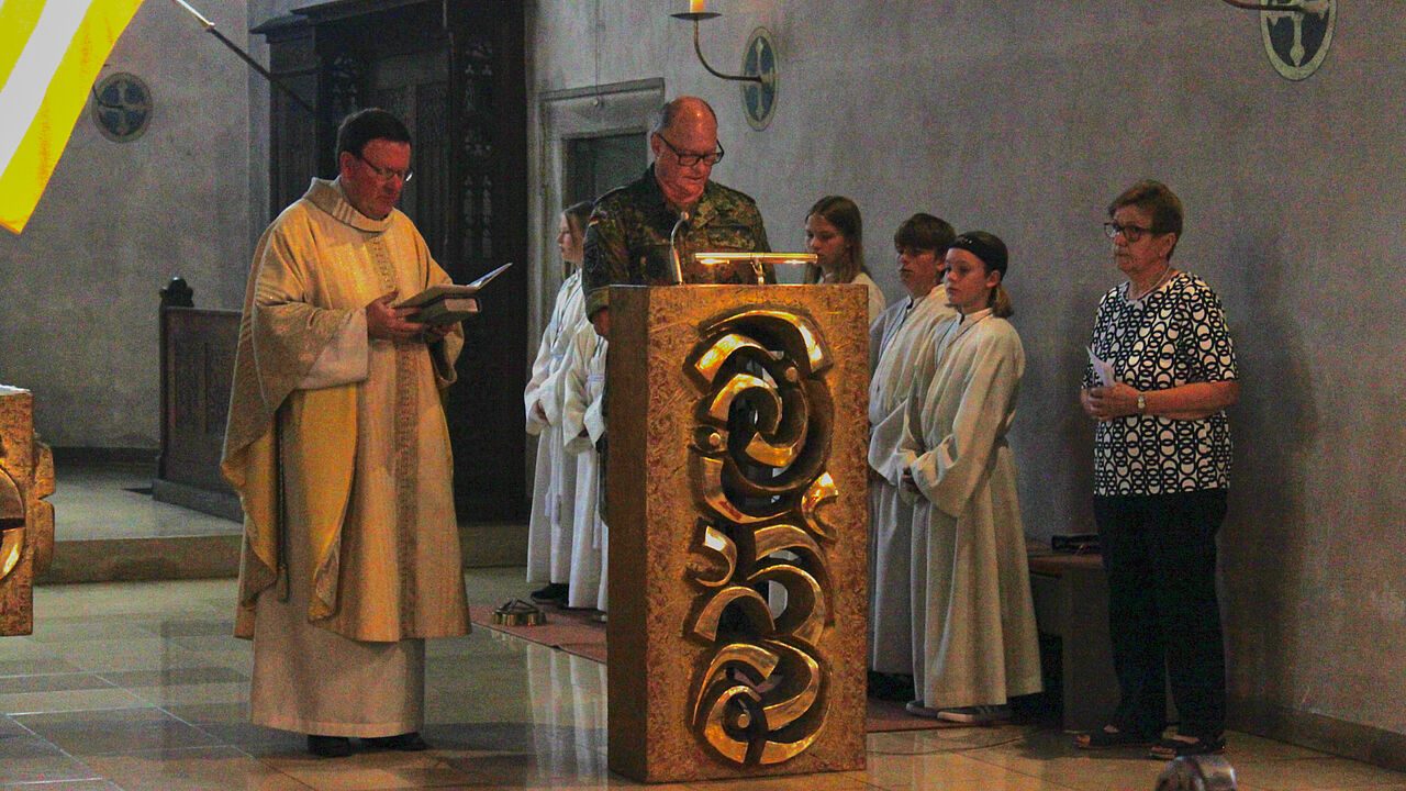 Die eindrucksvolle Messfeier in der katholischen Pfarrkirche St. Maternus zum Nationale Veteranentag stellte die Anerkennung und Wertschätzung für Veteranen in den Mittelpunkt. Foto: Susanne Fiedrich