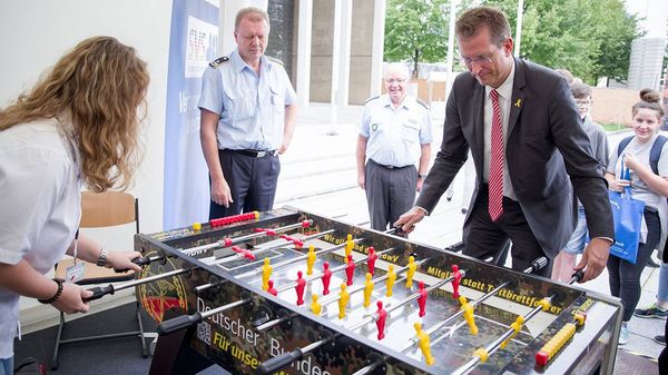 Immer für eine Partie am Kicker zu haben: Staatssekretär Ralf Brauksiepe. Foto: DBwV/Bombeke