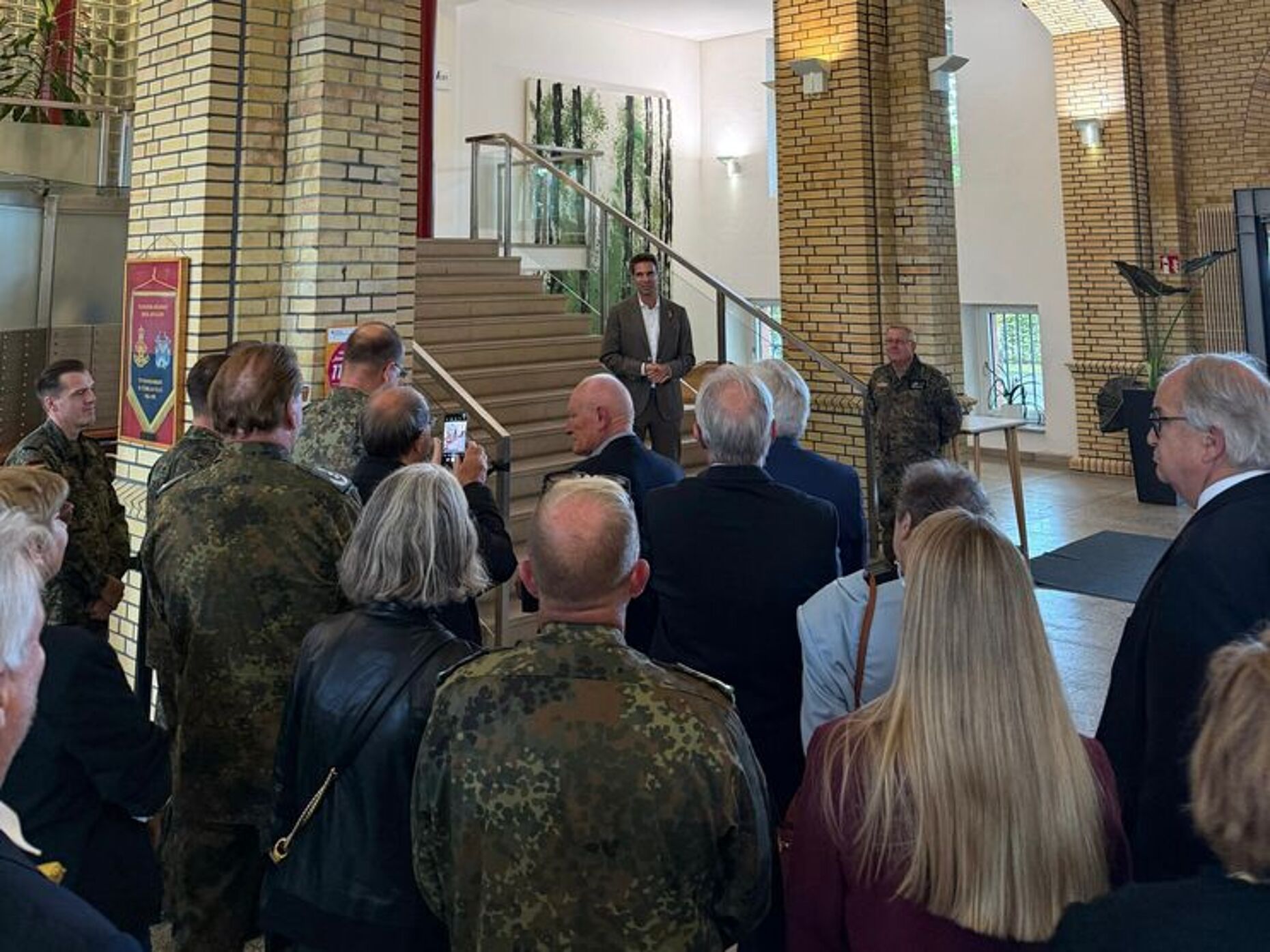 Reger Austausch im Neuen Rathaus der alten Residenz- und Garnisonsstadt. Foto: DBwV