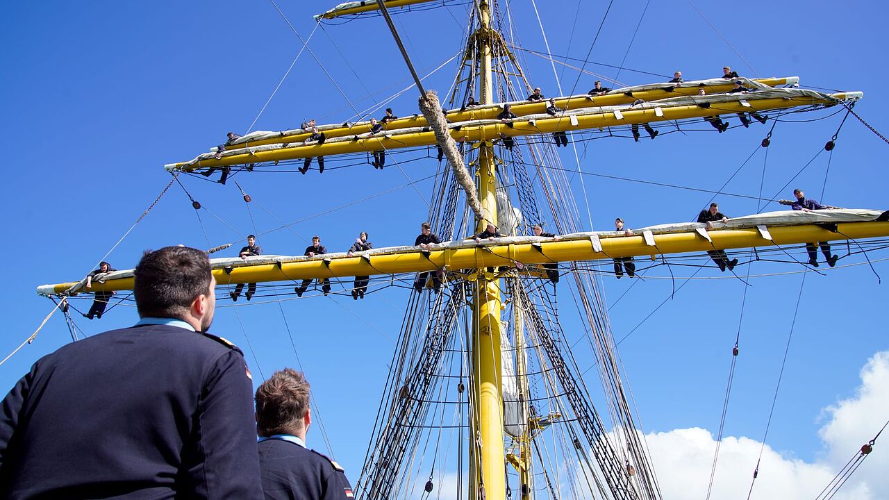 Ausbildung findet erst im Hafen, dann auf See statt. Foto: Bundeswehr/Kröncke