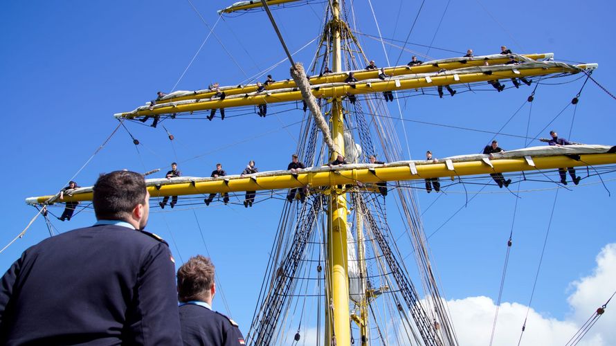 Ausbildung findet erst im Hafen, dann auf See statt. Foto: Bundeswehr/Kröncke