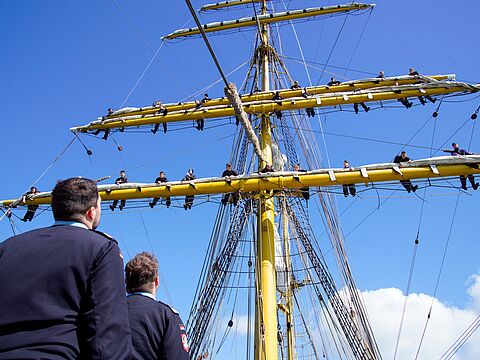 Ausbildung findet erst im Hafen, dann auf See statt. Foto: Bundeswehr/Kröncke