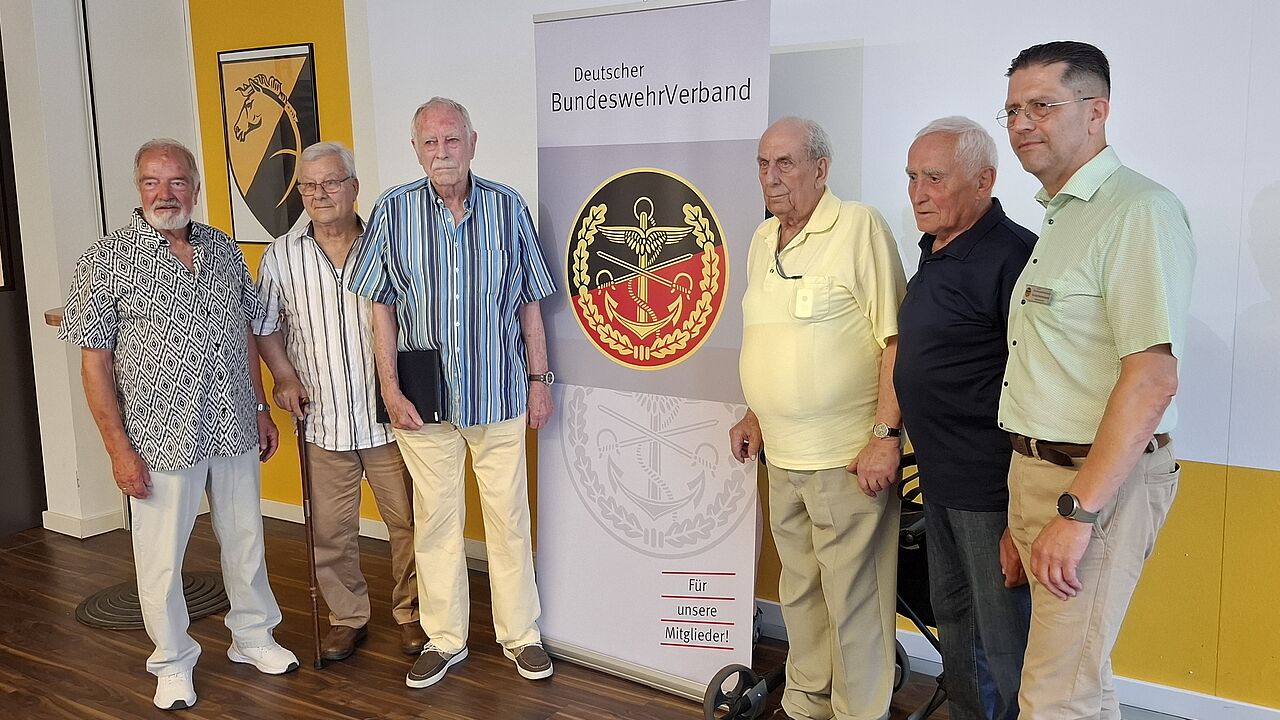 Rainer Schwarz (links) und Guido Hedemann (rechts) gratulieren Adolf Moes, Manfred Pütter, Fritz Stolpe und Winfried Wiesner zur langjährigen Mitgliedschaft im Deutschen BundeswehrVerband. Foto: Reiner Fricke