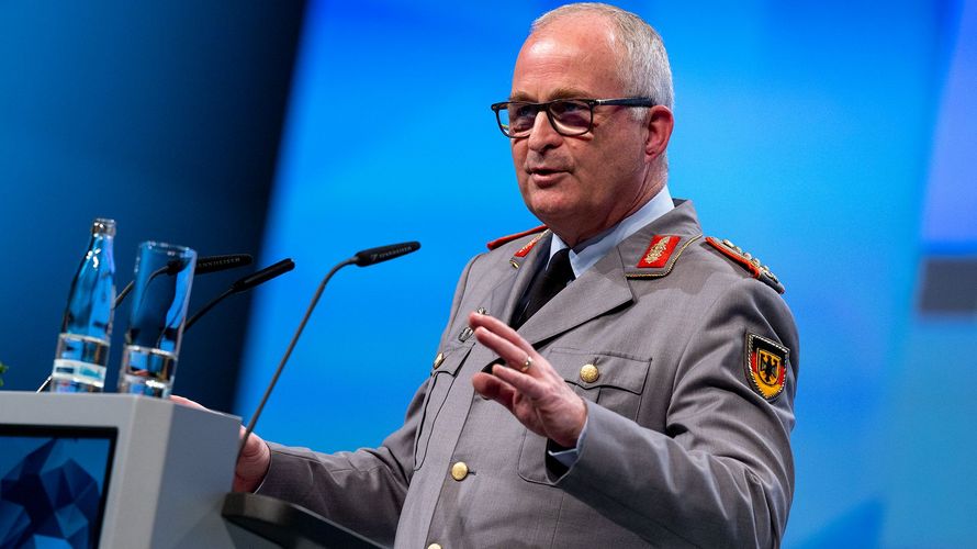 General Eberhard Zorn erinnert in einem Tagesbefehl an die Duldungspflicht für die Corona-Impfung. Archivfoto: DBwV/Yann Bombeke