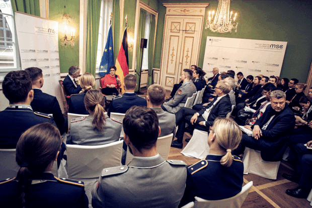 Auch Annegret-Kramp-Karrenbauer ist zur MSC in die bayerische Hauptstadt gereist. Hier nimmt die Verteidigungsministerin an einer Diskussion teil. Foto: MSC