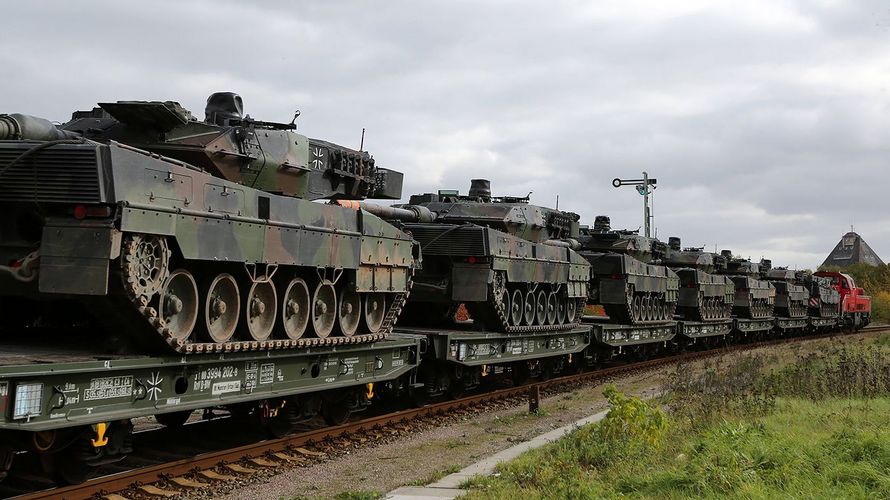 Ein Schienentransport von Leopard-Panzern. Vielerorts ist die Verkehrsinfrastruktur in Europa nicht mehr militärischen Anforderungen gewachsen. Foto: Imago