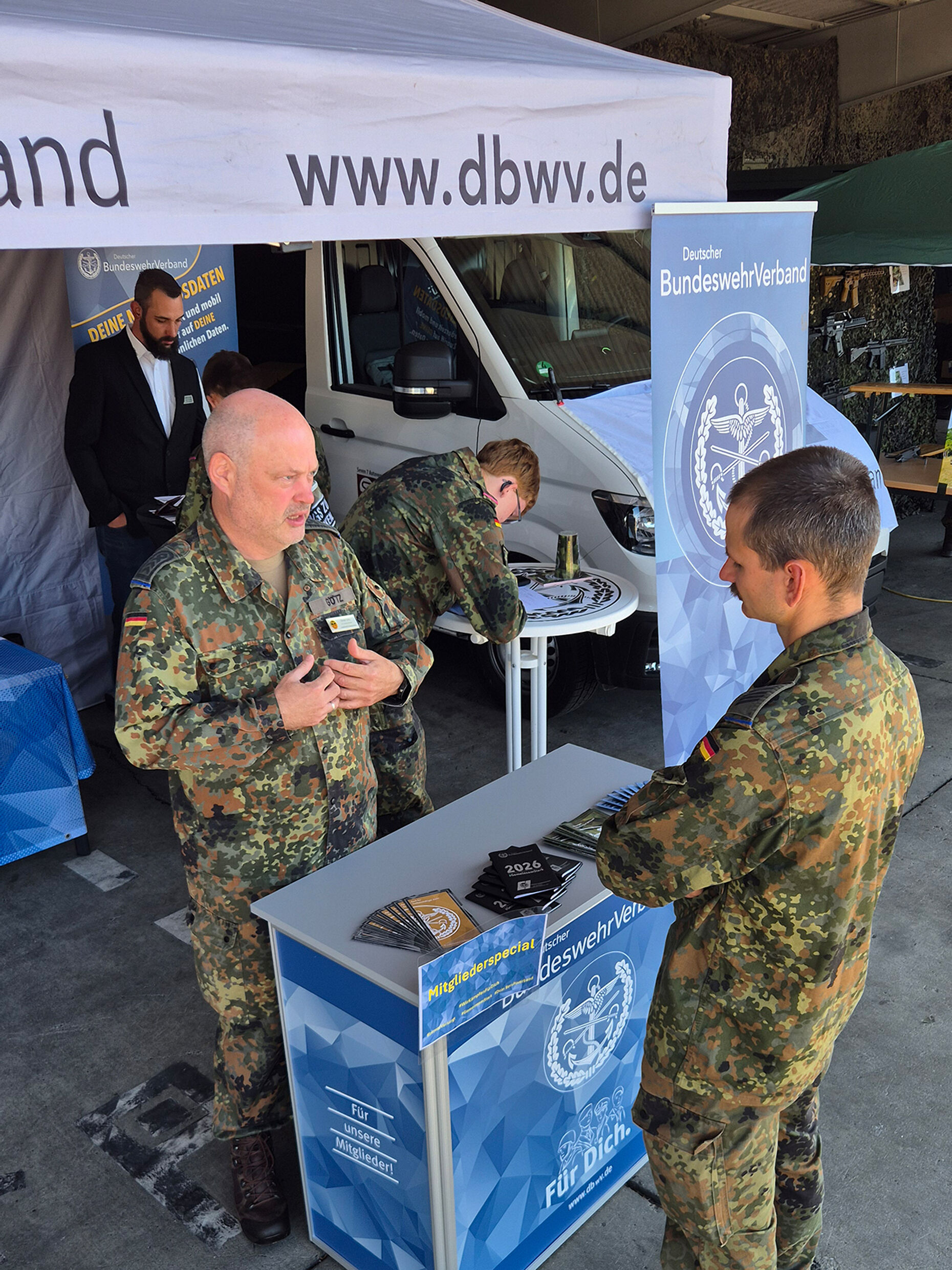 In Weiden empfing der stellvertretende Landesvorsitzende, Oberstabsfeldwebel Dieter Götz, die Menschen am Stand des Verbandes. Foto: DBwV/LV Süddeutschland