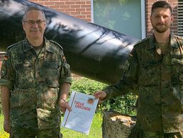 Oberstleutnant Franz Döllein erhält von seinem TruKa-Vorsitzenden Hauptbootsmann Nick Oertel den Dank für 40 Jahre Mitgliedschaft im DBwV. Foto: DBwV