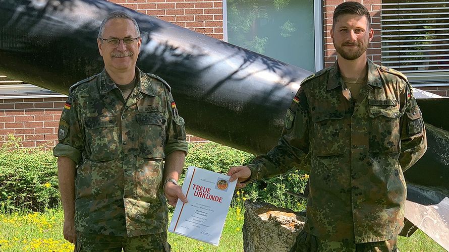 Oberstleutnant Franz Döllein erhält von seinem TruKa-Vorsitzenden Hauptbootsmann Nick Oertel den Dank für 40 Jahre Mitgliedschaft im DBwV. Foto: DBwV