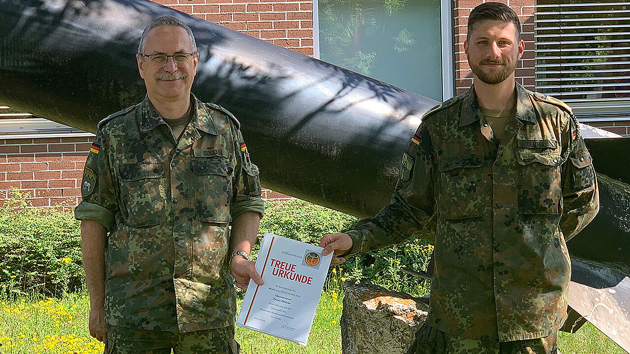 Oberstleutnant Franz Döllein erhält von seinem TruKa-Vorsitzenden Hauptbootsmann Nick Oertel den Dank für 40 Jahre Mitgliedschaft im DBwV. Foto: DBwV