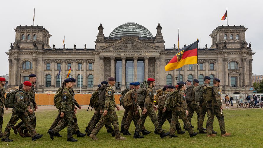 Teilnehmer des Marschs zum Gedenken 2022 vor dem Reichstagsgebäude: Die Ampel-Parteien und die Union wollen einen gemeinsamen Antrag für eine umfassende Wertschätzung der Veteraninnen und Veteranen auf den Weg bringen. Foto: DBwV/Yann Bombeke