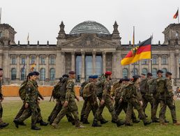 Teilnehmer des Marschs zum Gedenken 2022 vor dem Reichstagsgebäude: Die Ampel-Parteien und die Union wollen einen gemeinsamen Antrag für eine umfassende Wertschätzung der Veteraninnen und Veteranen auf den Weg bringen. Foto: DBwV/Yann Bombeke
