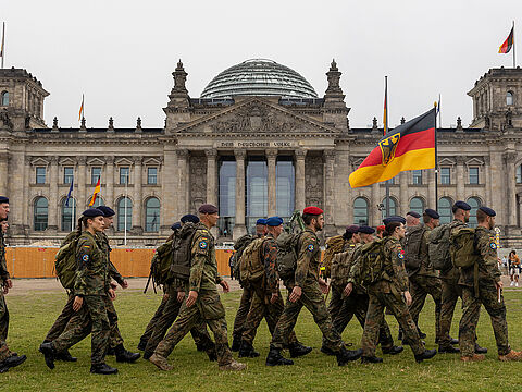 Teilnehmer des Marschs zum Gedenken 2022 vor dem Reichstagsgebäude: Die Ampel-Parteien und die Union wollen einen gemeinsamen Antrag für eine umfassende Wertschätzung der Veteraninnen und Veteranen auf den Weg bringen. Foto: DBwV/Yann Bombeke