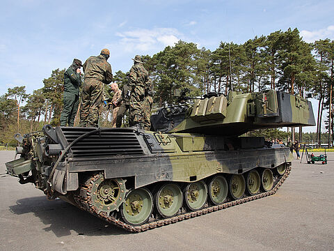 Ukrainische Soldainnen und Soldaten bei der Ausbildung am Kampfpanzer Leopard 1A5: Deutschland hat in dieser Woche zehn weitere Panzer aus Industriebeständen an die Ukraine abgegeben. Schleppender läuft die Lieferung von Artilleriemunition. Foto: DBwV/Yann Bombeke