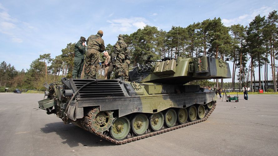 Ukrainische Soldainnen und Soldaten bei der Ausbildung am Kampfpanzer Leopard 1A5: Deutschland hat in dieser Woche zehn weitere Panzer aus Industriebeständen an die Ukraine abgegeben. Schleppender läuft die Lieferung von Artilleriemunition. Foto: DBwV/Yann Bombeke
