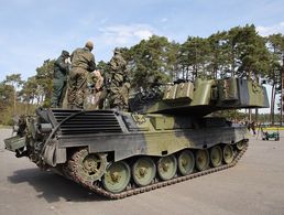 Ukrainische Soldainnen und Soldaten bei der Ausbildung am Kampfpanzer Leopard 1A5: Deutschland hat in dieser Woche zehn weitere Panzer aus Industriebeständen an die Ukraine abgegeben. Schleppender läuft die Lieferung von Artilleriemunition. Foto: DBwV/Yann Bombeke