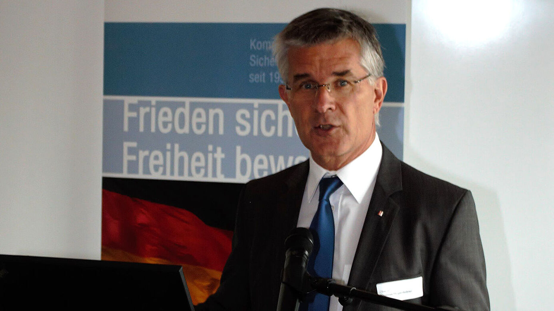 Oberst Thomas Hugentobler von der Schweizerischen Offiziergesellschaft begrüßt die Teilnehmer und in das Thema des Kongresses ein. (LV Süddeutschland/ DBwV)