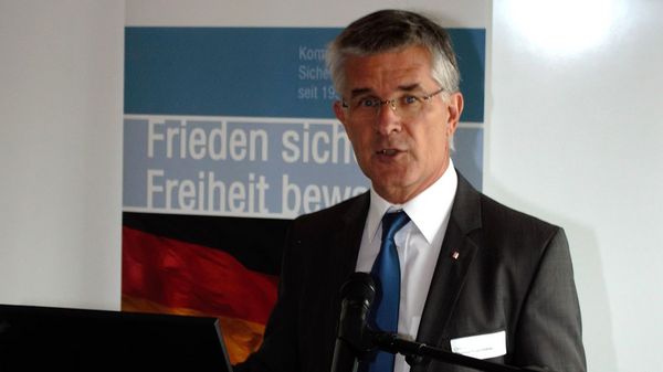 Oberst Thomas Hugentobler von der Schweizerischen Offiziergesellschaft begrüßt die Teilnehmer und in das Thema des Kongresses ein. (LV Süddeutschland/ DBwV)
