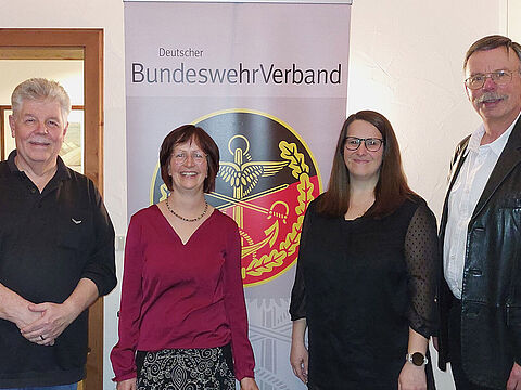 Die Fachberater des Pflegestützpunktes Lothar Rocher, Claudia Großklaus, Melanie Messner und KERH-Vorsitzender Oberst a.D. Enrico Werner (v.l.) Foto: Karl Otto Kindinger