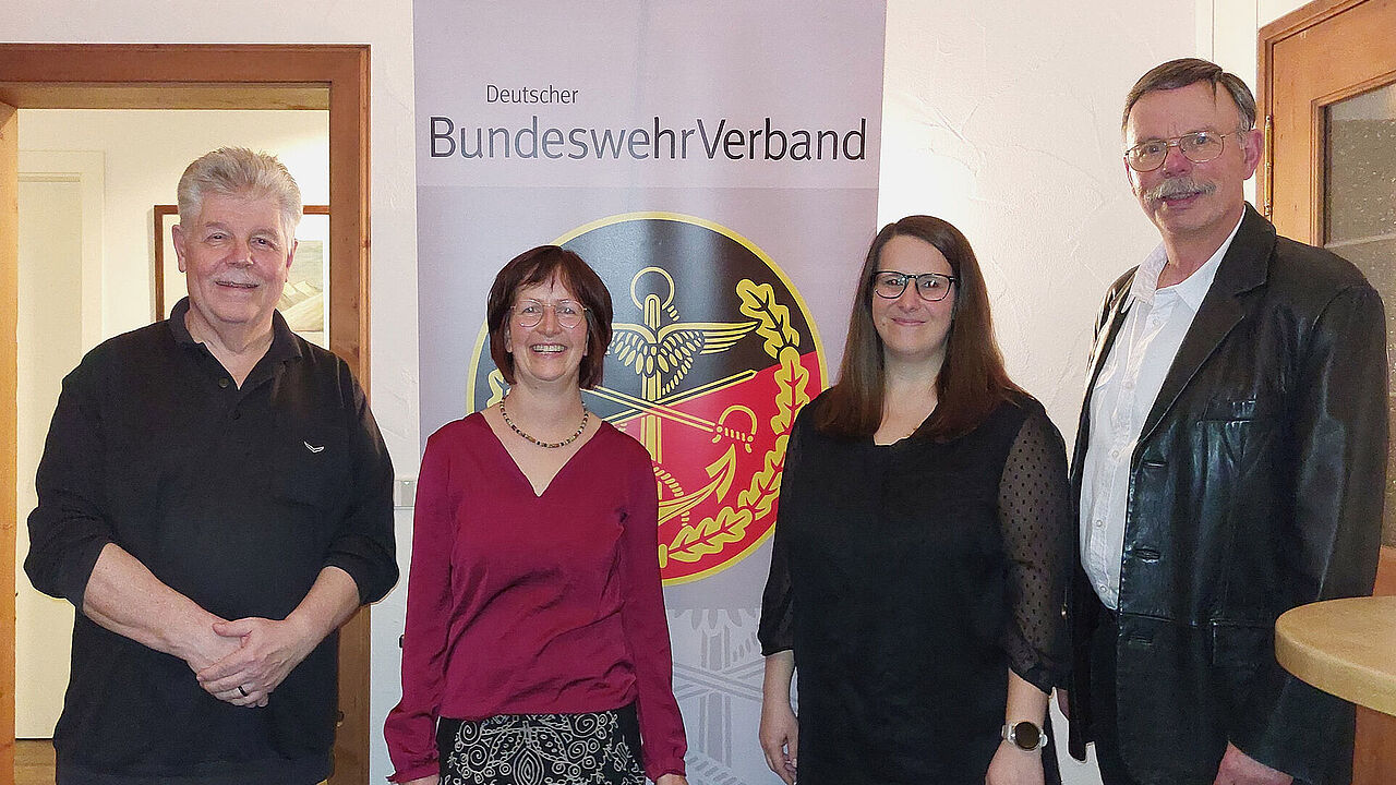 Die Fachberater des Pflegestützpunktes Lothar Rocher, Claudia Großklaus, Melanie Messner und KERH-Vorsitzender Oberst a.D. Enrico Werner (v.l.) Foto: Karl Otto Kindinger