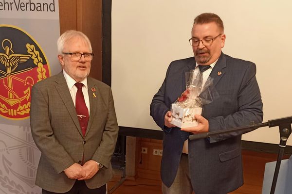 Der neu gewählte Vorsitzende Hauptmann a.D. Friedel Wegner bedankte sich mit einem kleinen Präsent bei seinem Vorgänger Stabsfeldwebel a.D. Heinrich Petersen. Foto: we