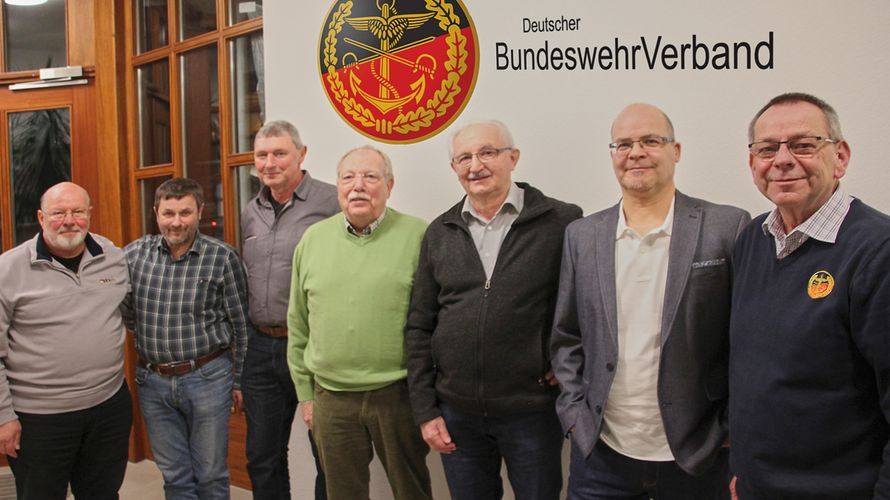 Bezirksvorsitzender Harald Lott (v.r.) mit dem neuen Vorstand der KERH Laupheim mit Vorsitzender Christian Porada, Stellvertreter Reinhard Hollweck, die Beisitzer Werner Schnell, Volker Haas, Michael Bauknecht sowie Schriftführer Werner Pietsch. Foto: Pietsch