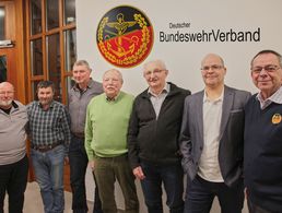 Bezirksvorsitzender Harald Lott (v.r.) mit dem neuen Vorstand der KERH Laupheim mit Vorsitzender Christian Porada, Stellvertreter Reinhard Hollweck, die Beisitzer Werner Schnell, Volker Haas, Michael Bauknecht sowie Schriftführer Werner Pietsch. Foto: Pietsch