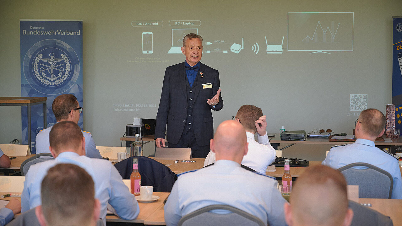 Für die Chefs hielt Tagungsleiter Roland Ehrenberger ein breites Informationsangebot von Personalentwicklung über Beteiligungsrechte bis hin zu rechtlichen Aspekten bereit. Foto: Ingo Kaminsky