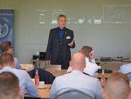 Für die Chefs hielt Tagungsleiter Roland Ehrenberger ein breites Informationsangebot von Personalentwicklung über Beteiligungsrechte bis hin zu rechtlichen Aspekten bereit. Foto: Ingo Kaminsky