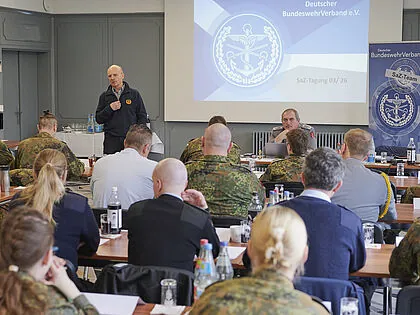Zu seiner letzten Tagung als SaZ‑Beauftragter begrüßte Oberstabsfeldwebel a. D. Jürgen Schreier 28 Soldaten auf Zeit sowie SaZ‑Ansprechpartner. Foto: IK