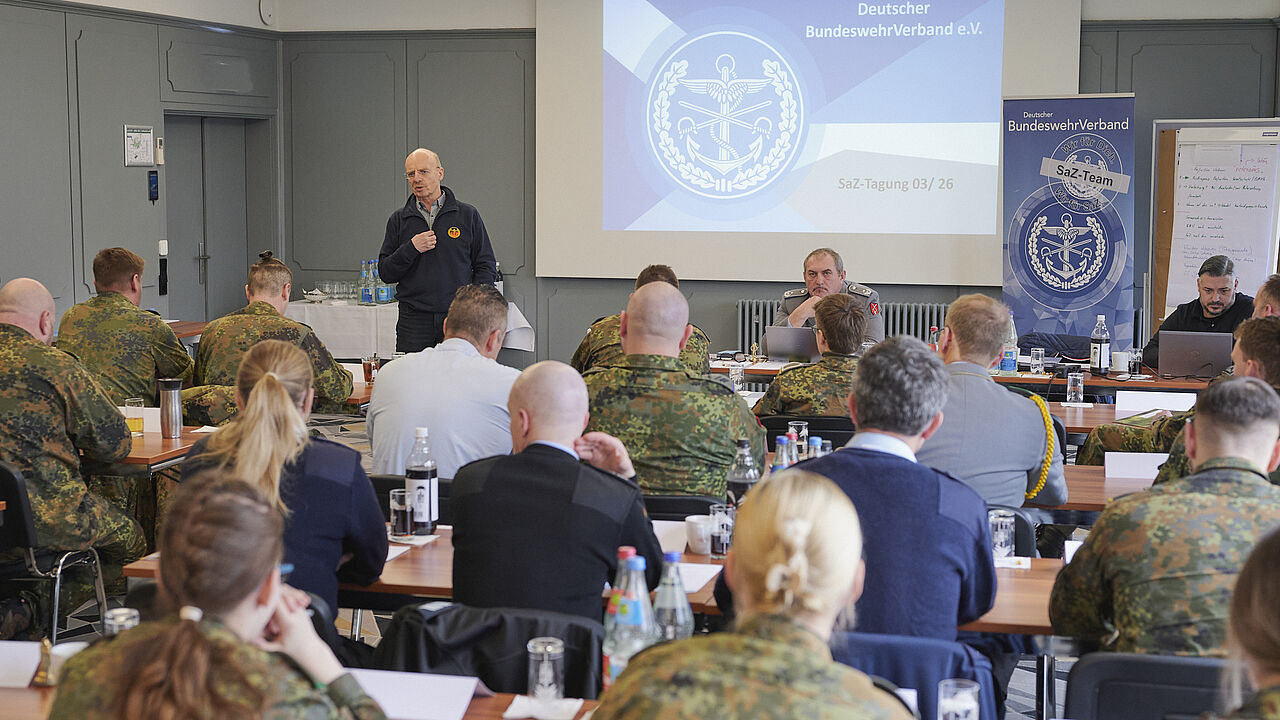 Zu seiner letzten Tagung als SaZ‑Beauftragter begrüßte Oberstabsfeldwebel a. D. Jürgen Schreier 28 Soldaten auf Zeit sowie SaZ‑Ansprechpartner. Foto: IK
