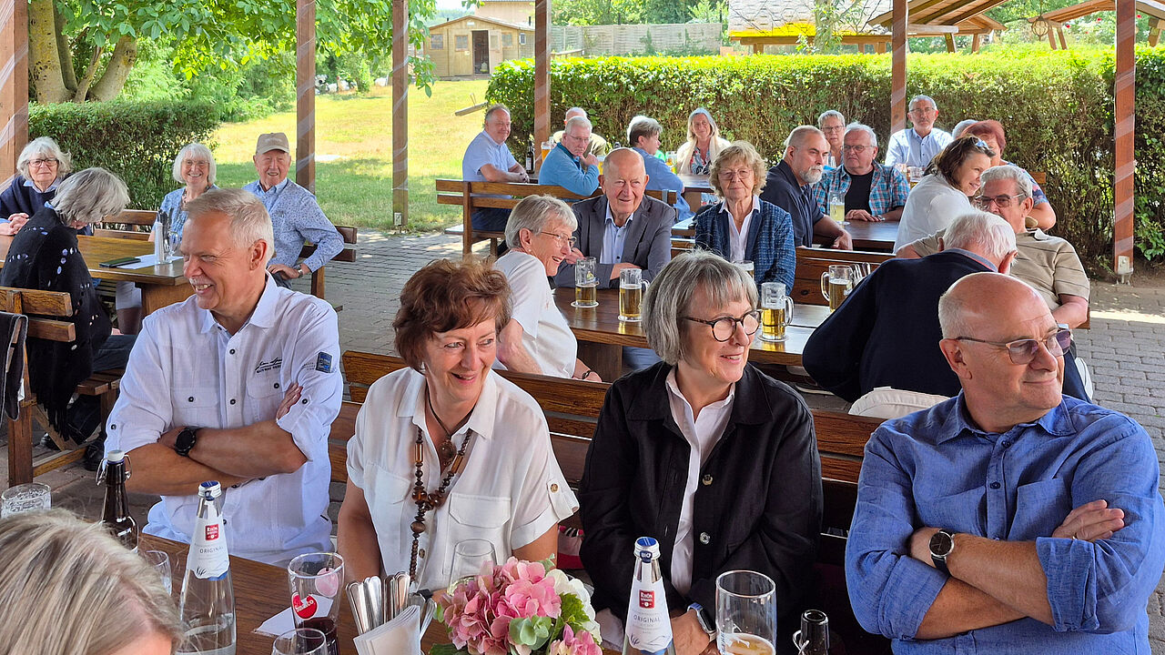 Rund 60 Teilnehmer nutzten das Grillfest der KERH Külsheim/Tauberbischofsheim/Bad Mergentheim/Lauda-Königshofen zum Wiedersehen, zum Austausch und zur Pflege langjähriger Freundschaften. Fotos: Reinhold Wolpert