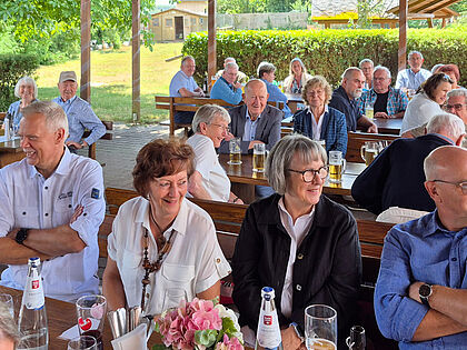 Rund 60 Teilnehmer nutzten das Grillfest der KERH Külsheim/Tauberbischofsheim/Bad Mergentheim/Lauda-Königshofen zum Wiedersehen, zum Austausch und zur Pflege langjähriger Freundschaften. Fotos: Reinhold Wolpert