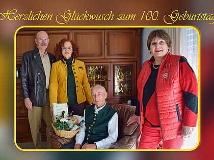 Auch mit 100 Jahren bleibt Hauptmann a.D. Paul Schulz ein geschätztes und aktives Mitglied der KERH Garmisch-Partenkirchen-Mittenwald. Zu seinem besonderen Ehrentag gratulierten ihm (v.l.) Vorsitzender Oberst a.D. Enrico Werner, Schriftführerin Claudia Krüger-Werner und Beisitzerin Erika Niedermeier. Foto: DBwV