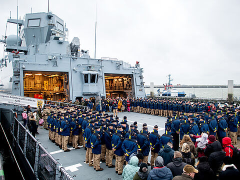 Zahlreiche Besatzungsmitglieder und Angehörige stehen am Marinestützpunkt vor der Abfahrt der Fregatte „Baden-Württemberg" an Bord. Die Fregatte der deutschen Marine ist zu ihrem ersten Einsatz im Rahmen einer UN-Mission im Mittelmeer vor der Küste des Libanons aufgebrochen. Foto: picture alliance/dpa | Hauke-Christian Dittrich