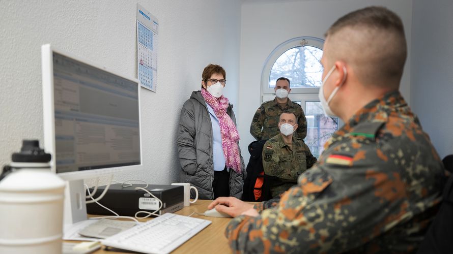 Bereits im vergangenen Winter unterstützten zahlreiche Soldatinnen und Soldaten deutschlandweit bei der Kontaktverfolgung in den Gesundheitsämtern, so wie hier im Januar in Berlin-Reinickendorf bei einem Besuch von Verteidigungsministerin Annegret Kramp-Karrenbauer. Foto: Bundeswehr/Tom Twardy