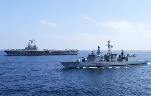 Die Fregatte Augsburg (F 213) schwimmt neben dem französischen Flugzeugträger Charles de Gaulle im Mittelmeer im Rahmen der Operation Inherent Resolve. Foto: Bundeswehr/PIZ Marine