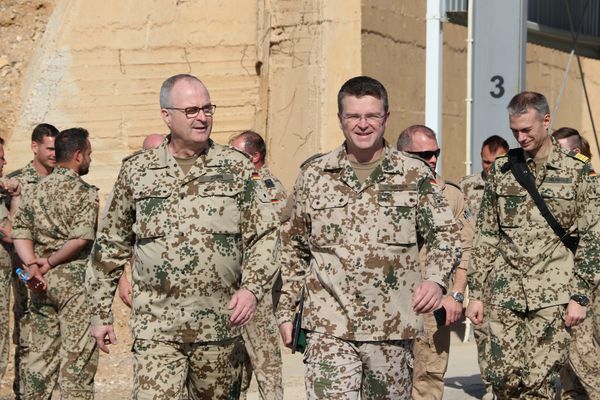 Gemeinsam unterwegs: Der DBwV-Bundesvorsitzende Oberstleutnant André Wüstner (2.v.r.) mit Generalinspekteur Eberhard Zorn Foto: DBwV