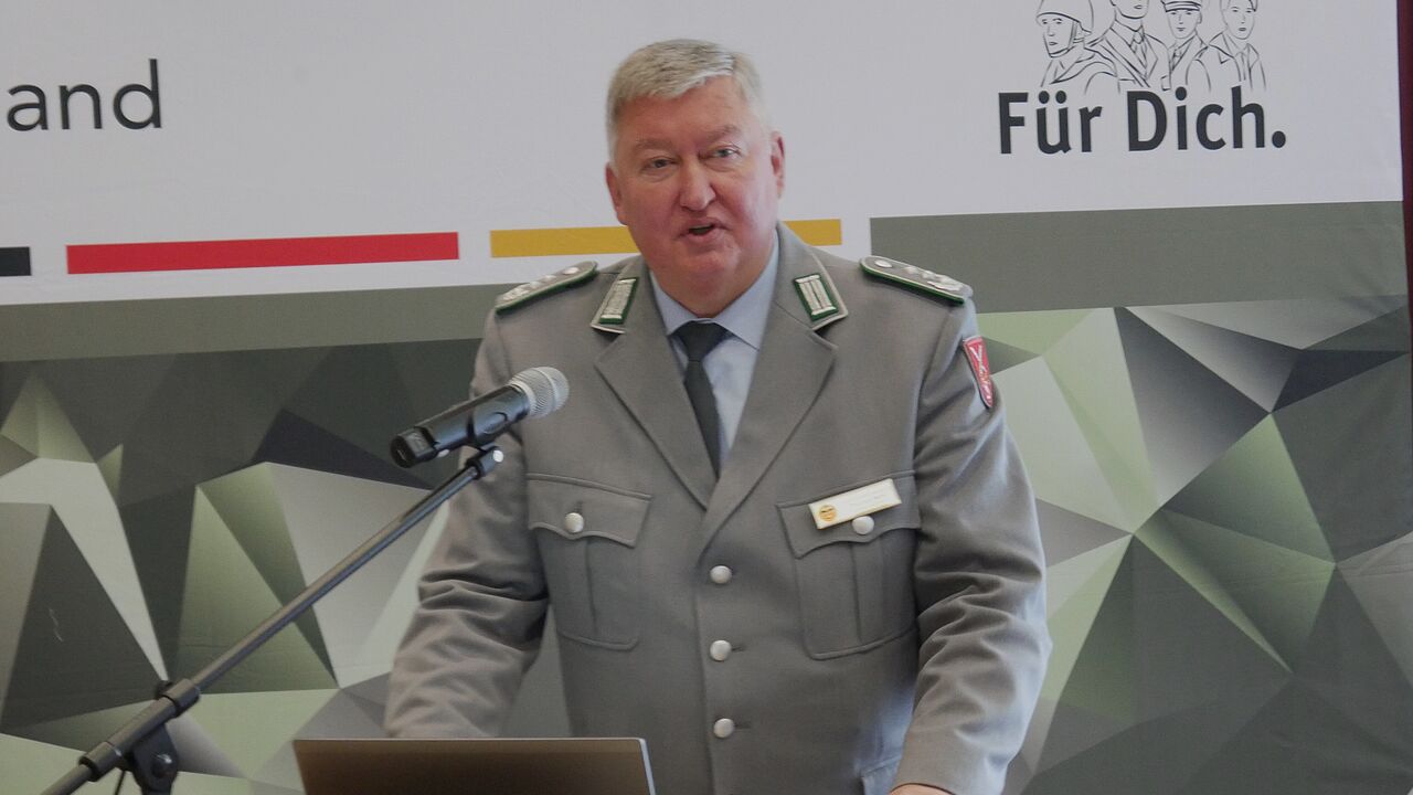 Thomas Behr leitete die Tagung und trug zur aktuellen Verbandspolitik vor. Foto: DBwV